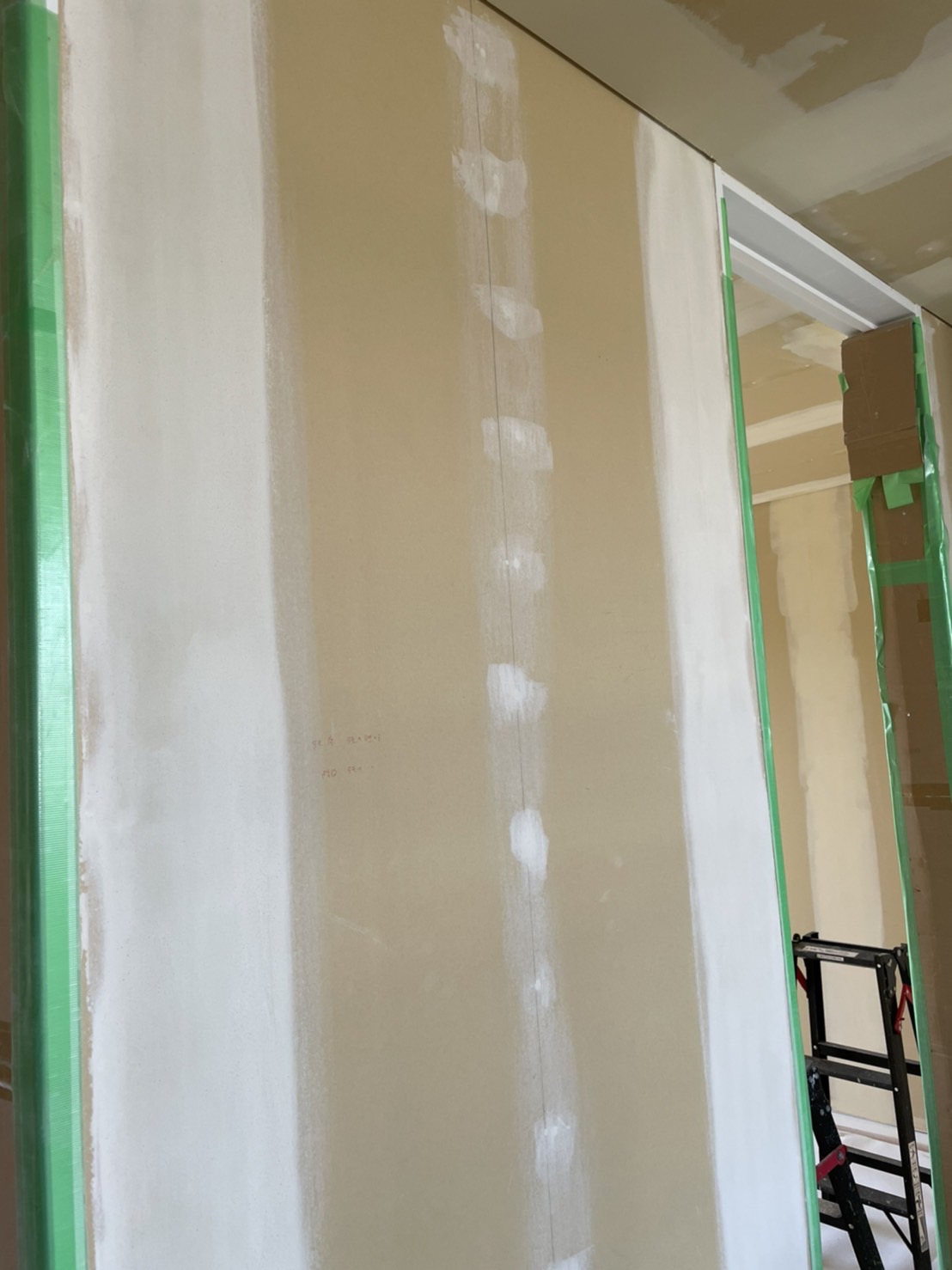 新築内部壁吹き付け塗装